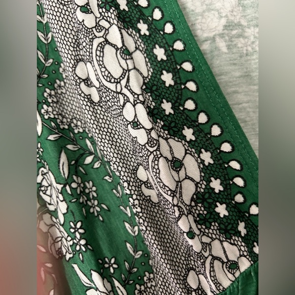 Lux Green V-Neck Top. Size small - Picture 3 of 9